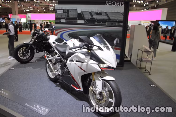 Theo Honda Nhật Bản, phiên bản màu trắng ngọc này chỉ có ở phiên bản ABS, phiên bản tiêu chuẩn sẽ không có màu sắc này. Dự kiến Honda CBR250RR ABS màu trắng ngọc mới sẽ chính thức được bán ra vào 20/4 tới đây. Như vậy, sắp tới Honda CBR250RR sẽ có tổng cộng 4 phiên bản màu là Đen Sần, Bạc Ánh Kim, Đỏ và Trắng Ngọc.