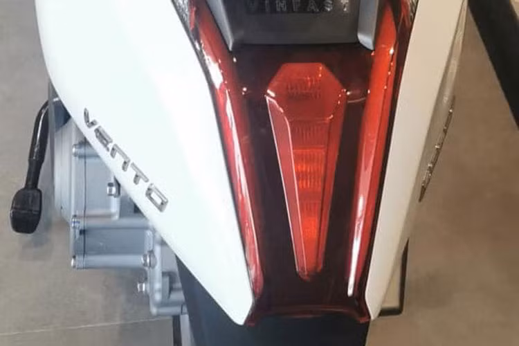 Tuy nhiên, so với "người anh em" của mình thì bộ ắc quy cho công suất ra không giống nhau khi trên Theon là 6,76kW còn trên Vento là 4 kW.