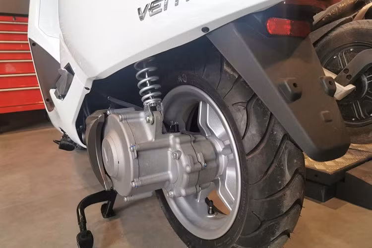 Về an toàn, xe sử dụng phanh đĩa cho cả bánh trước và sau. Tuy nhiên, thông số trên giấy chứng nhận không thể hiện mẫu xe có được trang bị ABS hay không.