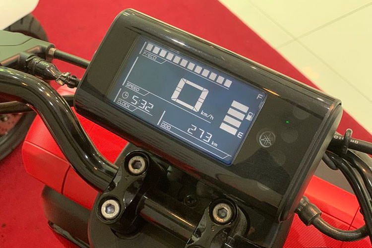 Ở phiên bản nâng cấp 2023, cụm đồng hồ của Yamaha QBIX hoàn toàn bằng kỹ thuật số LCD. Phía trước xe còn có ổ sạc phụ cung cấp năng lượng cho điện thoại thông minh.