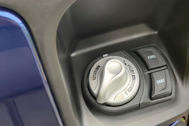 Hệ thống chìa khóa thông minh trên xe có thể điều khiển được rất nhiều chức năng từ khóa xe và mở khóa xe, mở yên ngồi và mở nắp bình xăng.