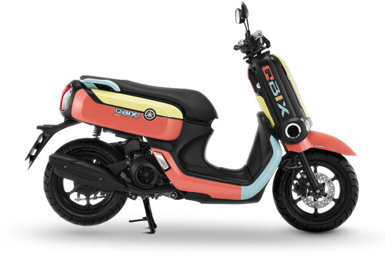 Mẫu xe tay ga Yamaha QBIX 2023 tạo ấn tượng với thân xe có phong cách độc đáo, màu sắc bắt mắt và trẻ trung. Đèn pha LED phía trước với kết cấu thẳng đặt trên mặt ốp trước. Xi nhan xe được đặt bên góc phải và trái của cản xe.