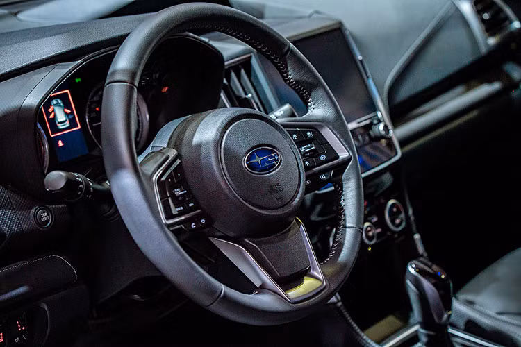 Mặc dù đã trải qua nhiều bản cập nhật nhưng Subaru Forester vẫn không khác biệt quá nhiều so với người tiền nhiệm. Bên cạnh đó, khoang không gian nội thất bên trong có phần chưa tiện nghi như các đối thủ. Chính vì vậy, tập khách hàng của Forester sẽ bị thu hẹp lại.