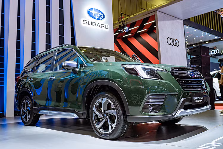 Trong khi hai bên thân và đuôi xe của Subaru Forester 2023 facelift mới gần như vẫn giữ nguyên giống bản cũ. Hai phiên bản thấp nhất được trang bị bộ mâm có kích thước 17 và bộ la-zăng 18inch dành cho 2 bản cao cấp nhất.