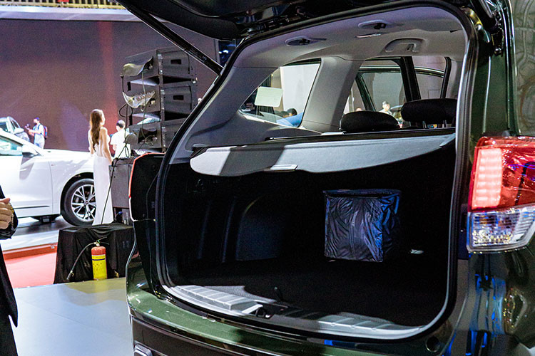 Tuy nhiên, bù lại xe có không gian bên trong khoang lái rộng rãi đem tới sự thoải mái cho người ngồi. Cùng với đó xe sở hữu khung gầm chắc chắn và cải tiến về công nghệ an toàn mang tới cảm giác lái ổn định và yên tâm cho khách hàng.