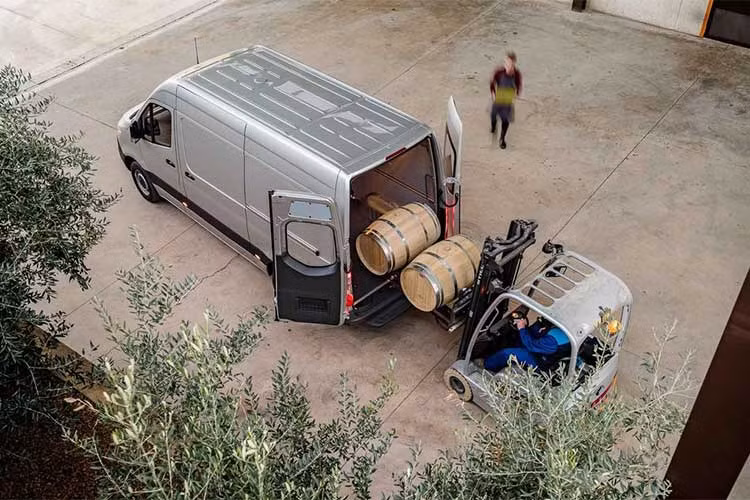 Loại động cơ mạnh mẽ nhất được hãng xe Mercedes-Benz trang bị cho Sprinter 2019 phiên bản mới này sẽ là 3.0 L 6 xy lanh diesel, cho công suất 190 mã lực và mô-men xoắn 440 Nm. Chiếc xe này sở hữu 3 tùy chọn hệ dẫn động cầu trước, cầu sau và dẫn động tất cả các bánh.