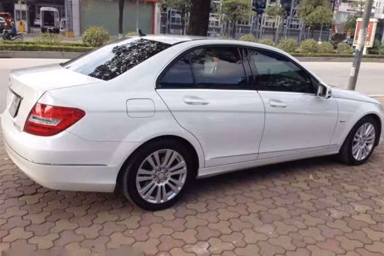 Mercedes-Benz C250 được trang bị động cơ phun nhiên liệu trực tiếp CGI, 4 xy-lanh, dung tích 1.8L, sản sinh công suất tối đa 184 mã lực, mô-men xoắn cực đại 270Nm. Xe sử dụng hộp số tự động 7 cấp.