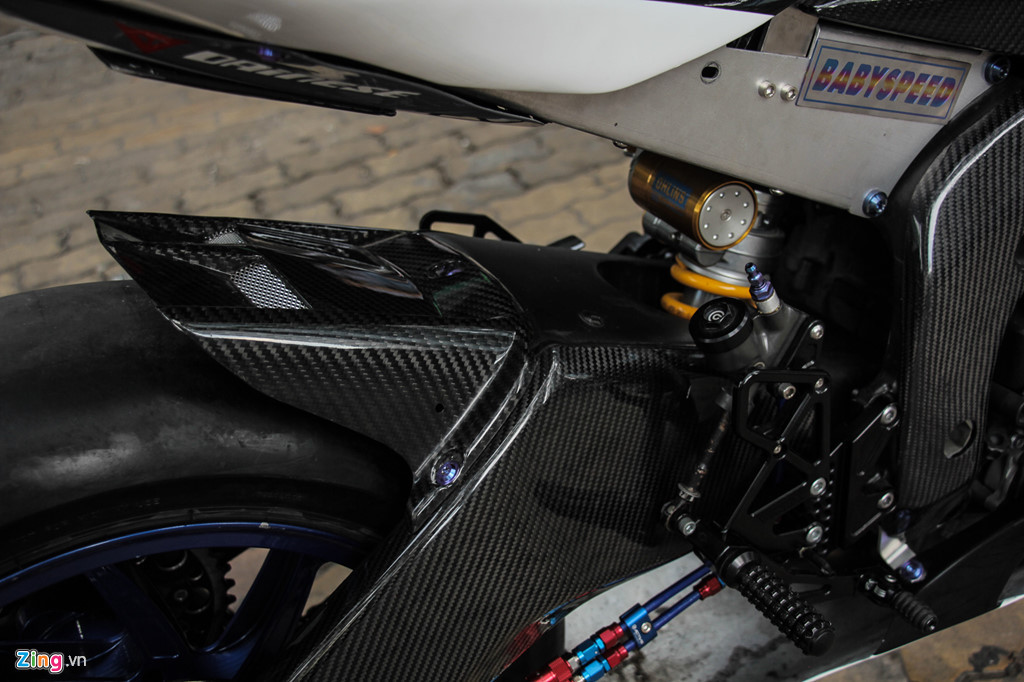 Trong khi đó phuộc sau ở dạng monoshock hiệu Ohlins TTX giúp xe ổn định khi vào cua, tránh tình trạng "quẫy đuôi cá". Gắp sau cũng được làm từ vật liệu nhẹ carbon.