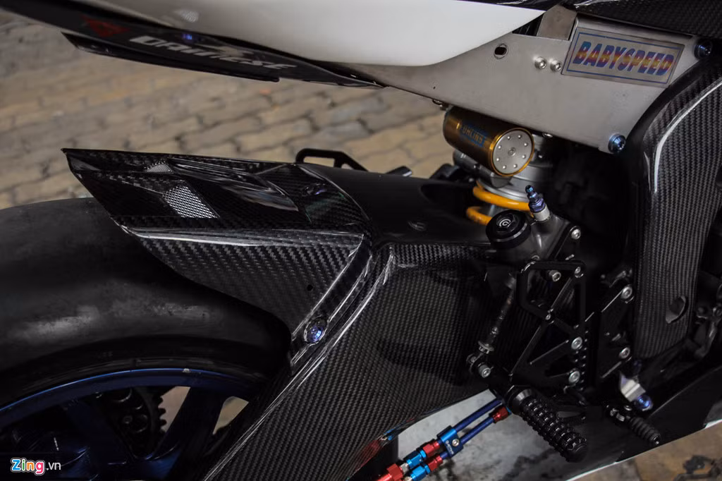 Trong khi đó phuộc sau ở dạng monoshock hiệu Ohlins TTX giúp xe ổn định khi vào cua, tránh tình trạng "quẫy đuôi cá". Gắp sau cũng được làm từ vật liệu nhẹ carbon.