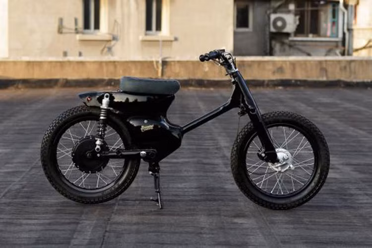 Trung Quốc đang hạn chế ô nhiễm bầu không khí bằng cách chuyển đổi thị trường xe trong nước sang dần hướng xe điện, và một số thợ độ địa phương vô cùng nhanh nhẹn bắt kịp xu thế này - đó chính là cửa hàng Shanghai Customs. Cửa hàng này đã chọn mẫu xe máy Honda Cub làm phôi độ ở dự án cho chiếc xe máy điện siêu đơn giản. 