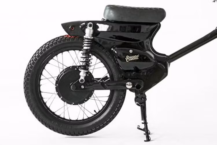 Mặc dù chiếc xe Honda Cub điện trông tối giản cực kì nhưng xưởng độ Shanghai Customs cũng trang bị cho xe mọi yếu tố cần thiết để lưu thông trên đường bao gồm đèn pha trước, đèn LED hậu và xi-nhan LED siêu nhỏ chạy trên dòng điện 12V khá tiết kiệm.