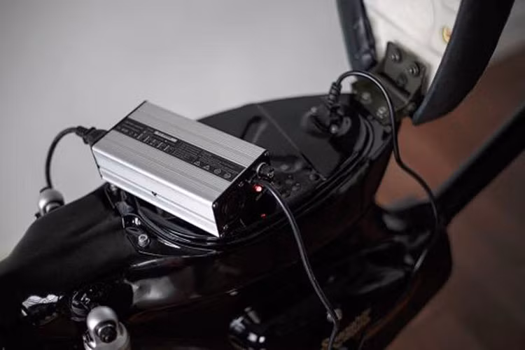 Điện năng đến từ bộ pin Panasonic Sanyo Li-on 1,2 kW kết nối với mô-tơ điện 2.000 W. Theo những người thợ độ lên mẫu xe này cho biết, chiếc Cub điện có phạm vi hoạt động là 50 km cùng tốc độ tối đa là 50 km/h. 