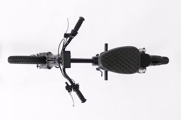 Gắp sau của chiếc xe được xưởng độ này chế lại để kết nối ổn định với mô-tơ điện mới. Cặp lốp gai bán địa hình kích thước 3,25 x 18 là hàng CST, một trong những thương hiệu lốp tốt nhất Trung Quốc đem đến vẻ ngoài mạnh mẽ cho chiếc xe Honda Cub điện.