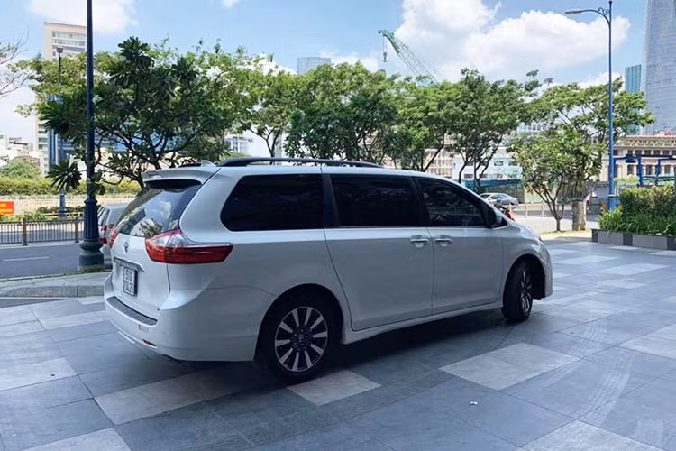 Mới đây, trên thị trường xe cũ tại Việt Nam cũng bất ngờ xuất hiện một chiếc xe Toyota Sienna 7 chỗ phiên bản 2019 được sản xuất vào năm 2018. Chiếc xe mang biển số Sài Gòn này đã được chủ nhân cho lăn bánh khoảng 1988km và được chào bán với giá lên đến 4,3 tỷ đồng.