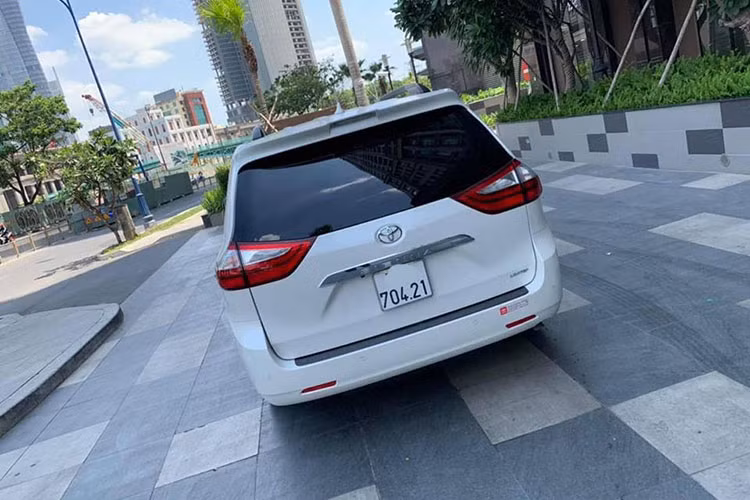 Cụ thể, trên phiên bản mới này mẫu Toyota Sienna Limited 2019 nhập Mỹ này, nó đã được hãng xe Nhật Bản thay đổi kiểu dáng lấy cảm hứng từ mẫu sedan Camry. Lưới tản nhiệt phía trên gọn lại và mở rộng lưới tản nhiệt phía dưới. Hốc đèn sương mù theo đuổi phong cách thể thao.