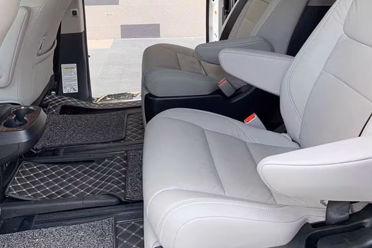 Về độ an toàn, mọi phiên bản Sienna 2019 này cũng sẽ có gói trang bị hỗ trợ Toyota Safety Sense P với các hệ thống như hỗ trợ trước va chạm, nhận biết người đi bộ, tự động giữ ga với cảm biến hồng ngoại ở mọi dải tốc độ, cảnh báo chuyển làn, hỗ trợ đánh lái, đèn pha trước tự động.