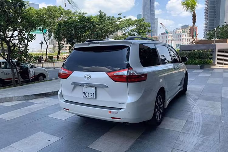 Tại thị trường Mỹ, mẫu xe MPV hạng sang Toyota Sienna bản Limited có giá khởi điểm 45.000 USD, trong khi đó Kia Sedona phiên bản Limited có giá 43.000 USD. Tuy nhiên ở Việt Nam thì một chiếc Sienna Limited có giá đắt gần 4 lần so với Kia Sedona.