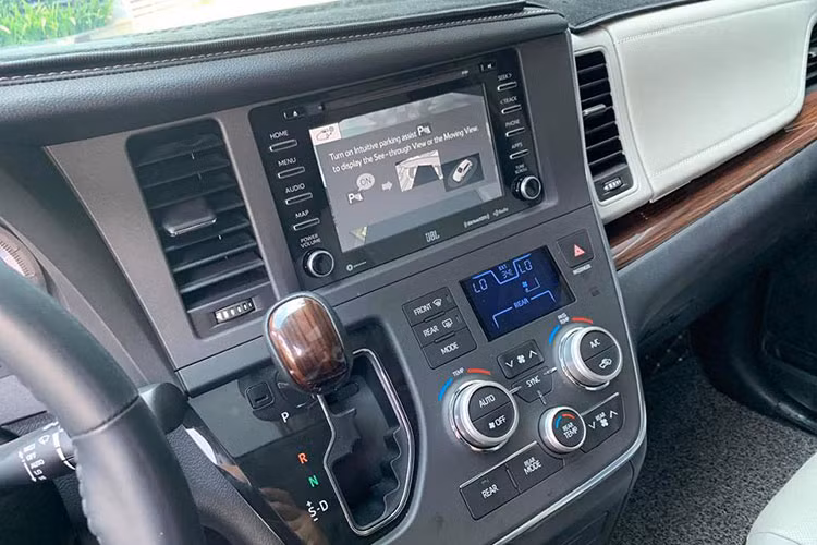 Các trang bị khác của xe bao gồm 5 cổng USB dành cho cả 3 hàng ghế, hệ thống giải trí cho hàng ghế sau có khả năng phát nội dung từ điện thoại hay máy tính bảng chạy Android, màn hình đa thông tin 4,3 inch. Bản Limited cao cấp còn có kính trước và hai bên tán âm cùng hệ thống quan sát xe theo góc nhìn chim bay.