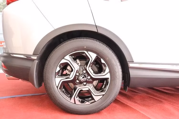 Trên phiên bản này, mâm xe đi kèm bộ vành hợp kim 17 inch và lốp 235/65 R17 khác biệt so với bản cao cấp được trang bị bộ vành hợp kim 18 inch với 6 chấu hình tua-bin và sơn 2 màu, kết hợp cùng lốp 235/60 R18. Bên ngoài không có ký hiệu phân biệt nào giữa bản E với bản cao cấp.
