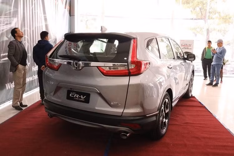 Thiết kế bên ngoài của CR-V phiên bản 7 chỗ hoàn toàn mới thay đổi đáng kể. Cụm đèn pha, đèn sương mù, cản trước thiết kế lại hoàn toàn. Tuy nhiên khác với bản cáo cấp, phần đầu của Honda CR-V 7 chỗ phiên bản E không có đèn LED, thay vào đó là đèn xe-non sử dụng bóng Projector.