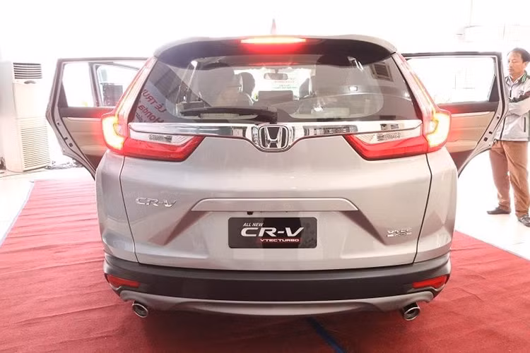 Phía sau của phiên bản này cũng vẫn được trang bị đèn hậu dạng LED và thanh crom trang trí đặt ngang cửa hậu phía sau. Cốp xe không có tính năng đóng mở bằng điện. Ngoài ra, Honda CR-V 2017 bản 7 chỗ ngồi cũng có chắn bùn phồng lên, đường viền cửa sổ hất lên ở cột D.