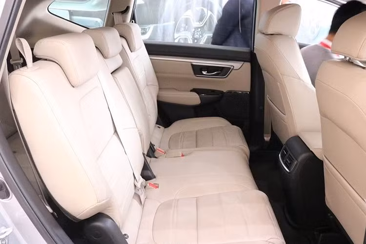 Xe vẫn có hệ thống điều hòa cho hai hàng ghế sau. Tuy nhiên điều hòa ở phía trước chỉ là dạng tự động 1 vùng. Phiên bản CR-V E cũng không có màn hình cảm ứng 7 inch, thay vào đó là một màn hình 5 inch không cảm ứng, điều khiển bằng các nút bấm xung quanh.
