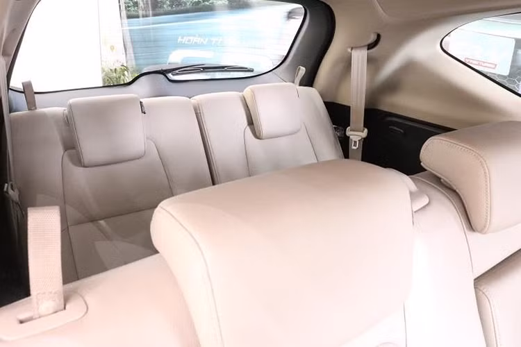 Điểm lưu ý là hệ thống giải trí chỉ có 4 loa. Bù lại phiên bản E vẫn có nút bấm khởi động kèm chìa khóa thông minh, tính năng phanh tay điện tử và Auto Hold. Thay đổi lớn nhất bên trong nội thất chính là việc bổ sung thêm hàng ghế thứ 3. Theo đó hàng ghế này có thể trượt lên xuống, gập linh hoạt để tạo lối đi cho người ra vào hàng ghế thứ 3.