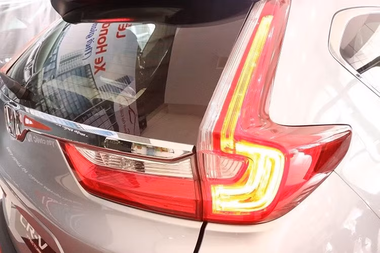 CR-V phiên bản 7 chỗ 2017 phát triển dựa trên platform của "người anh em" Honda Civic, giúp chiều dài tăng 30mm, chiều dài cơ sở tăng 40mm, cao và rộng hơn 35mm so với thế hệ cũ. Điều này mang đến một không gian rộng rãi hơn, dung tích khoang chứa đồ phía sau tăng thêm 56 lít.