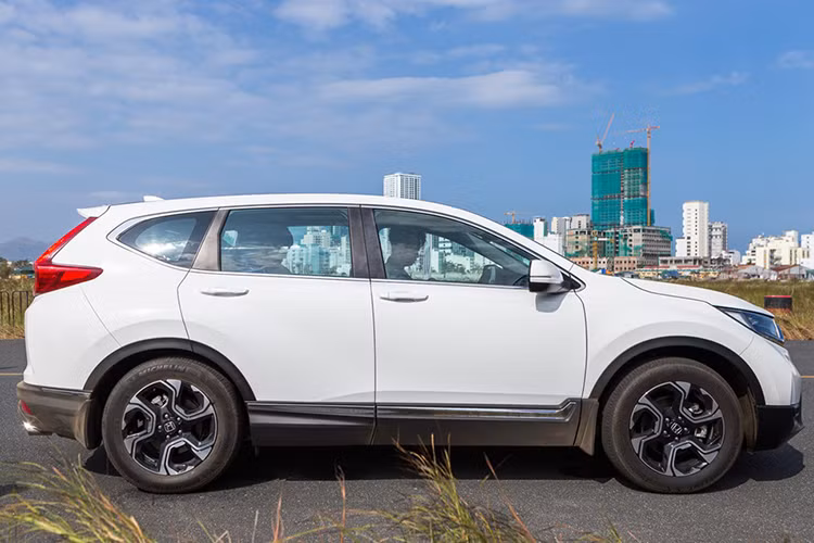 Tại thị trường ôtô Việt Nam, Honda CR-V thế hệ thứ 5 sử dụng động cơ tăng áp VTEC Turbo vận hành mạnh mẽ, vượt trội với công suất cực đại 188hp/5600rpm tương đương với động cơ 2.5L thường nhưng vẫn tiết kiệm nhiên liệu với mức tiêu hao trung bình chỉ 6,9L/100km hiệu quả hơn so với mức 8,4L/100km của động cơ 2.4L trên thế hệ trước.