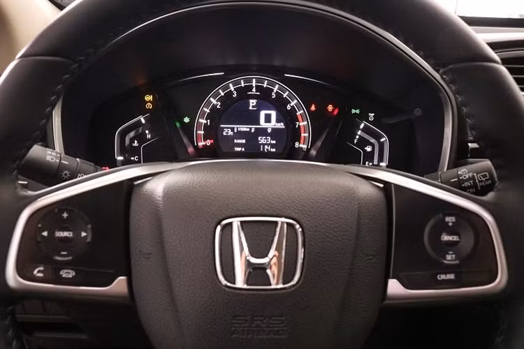 Trên mẫu xe Honda CR-V 7 chỗ phiên bản E cũng sẽ không được trang bị đồng hồ tốc độ dạng màn hình LCD, thay vào đó là đồng hồ Analog như truyền thống. Khoang nội thất được phối màu be thay vì màu đen như 2 phiên bản cao cấp. Ngoài ra các tấm ốp trên cửa là màu bạc kim loại chứ không phải dạng ốp gỗ.