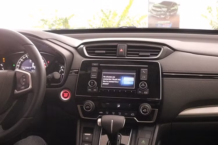 Bên trong, kiến trúc tổng thể của khoang cabin vẫn giữ phong cách quen thuộc trước đây nhưng được sắp xếp lại một số chi tiết. Cụm đồng hồ đo tốc độ điện tử có thiết kế giống Civic, vô lăng 3 chấu thể thao, đặc biệt là khu vực cần số của phiên bản cao cấp sử dụng hoàn toàn bằng nút bấm chứ không dùng cần số như các mẫu xe truyền thống.