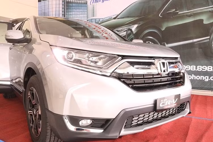 So với phiên bản cao cấp nhất thì phiên bản E không khác biệt nhiều về ngoại hình, và gần như không thể phân biệt được 3 phiên bản khi nhìn ở bên ngoài. So với phiên bản cũ 5 chỗ đang bán ra trên thị trường, kích thước của CR-V 2018 tăng thêm đáng kể. Chiều dài, rộng, cao lần lượt 4.587 x 1.854 x 1.666 mm. Trục cơ sở ở mức 2.659 mm.