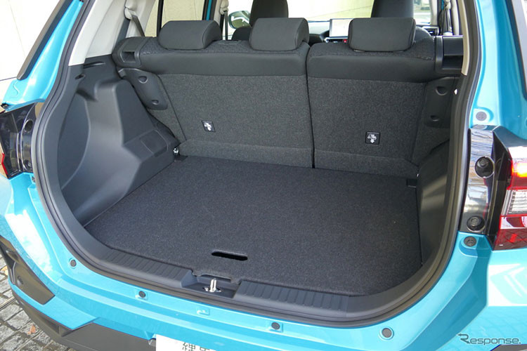 Bên cạnh đó, Toyota Raize 2021 còn được trang bị khá nhiều hệ thống an toàn hiện đại như: Tự động phanh tránh va chạm, Ngăn chặn việc đạp nhầm chân ga, Kiểm soát hành trình chủ động, Hỗ trợ đỗ xe,…