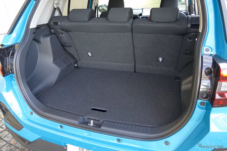 Bên cạnh đó, Toyota Raize 2021 còn được trang bị khá nhiều hệ thống an toàn hiện đại như: Tự động phanh tránh va chạm, Ngăn chặn việc đạp nhầm chân ga, Kiểm soát hành trình chủ động, Hỗ trợ đỗ xe,…