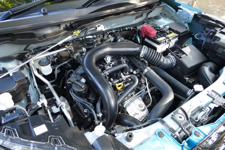 Dưới nắp capo của Raize 2021 là khối động cơ tăng áp 1.0L, 3 xy-lanh. Cỗ máy náy có khả năng sản sinh công suất tối đa 97 mã lực tại 6000 vòng/phút, mô men xoắn cực đại 140 Nm tại 2400-4000 vòng/phút. Theo lời giới thiệu từ nhà sản xuất, việc trải dài dãy mô men xoắn sẽ giúp Toyota Raize tăng tốc nhanh ở tốc độ thấp.