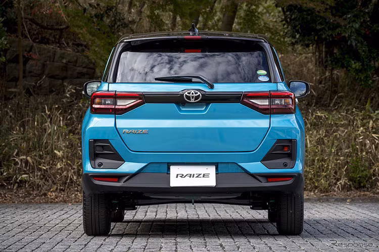 Về tổng thể, Toyota Raize thế hệ mới sở hữu thân hình rất nhỏ gọn. Cụ thể, kích cỡ của xe nhỏ hơn đa số SUV hạng B hiện nay, với chiều dài x rộng x cao tương ứng 3.995 x 1.695 x 1.620 mm, chiều dài cơ sở 2.525 mm.