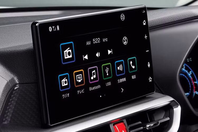 Đặc biệt, nội thất Raize 2021 cũng được đánh giá tương đối hiện đại với vô-lăng 3 chấu tích hợp nhiều nút bấm và màn hình trung tâm đặt nổi.