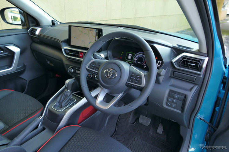 Không ít khách hàng tại Nhật Bản đã bất ngờ trước độ rộng rãi bên trong của Toyota Raize 2021 dù vẻ ngoài có phần “nhỏ con”. Xe được bố trí 2 hàng ghế với 5 chỗ ngồi. 