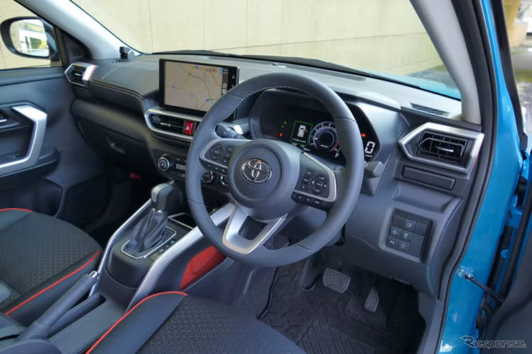 Không ít khách hàng tại Nhật Bản đã bất ngờ trước độ rộng rãi bên trong của Toyota Raize 2021 dù vẻ ngoài có phần “nhỏ con”. Xe được bố trí 2 hàng ghế với 5 chỗ ngồi. 