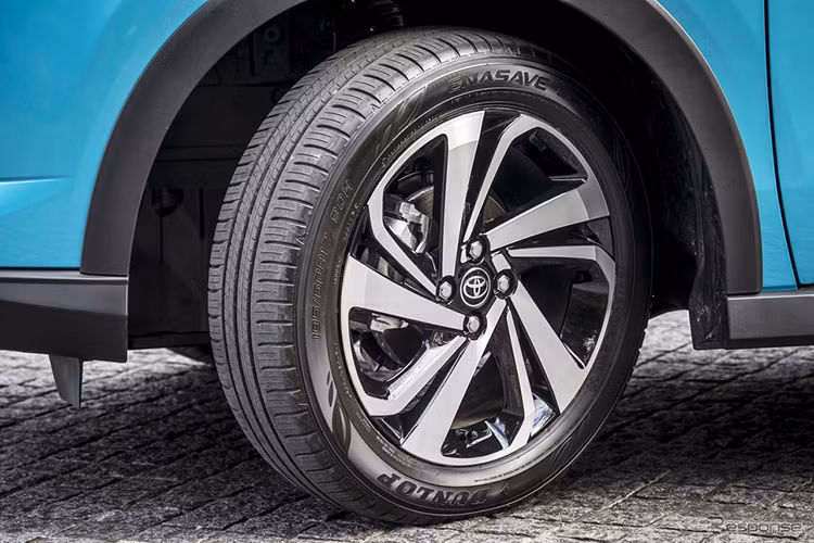 Raize 2021 có thiết kế trẻ trung đúng chất xe gầm cao đô thị với phần viền nhựa đen lớn ở dưới và cả hốc bánh. Lưới tản nhiệt phía trước hình thang gần giống loại trên Toyota Wigo 2021. Kính hậu kéo dài sang cả hai bên hông tạo nét đặc trưng cho mẫu xe này. 