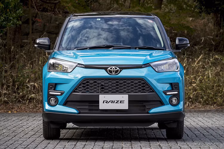 Mẫu SUV cỡ nhỏ Raize 2021 được phát triển dựa trên nền tảng DNGA - vốn là biến thể giá rẻ của Toyota TNGA. Nhờ vậy, nền tảng khung gầm này sẽ giúp cắt giảm trọng lượng vả tăng độ cứng chắc cho xe. 