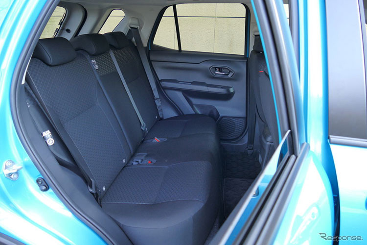 Điểm cộng lớn của Toyota Raize 2021 còn ở khoang hành lý khá rộng rãi với dung tích lên tới 369 lít. Nếu cần thêm không gian, chủ nhân có thể linh động gập hàng ghế sau để tăng không gian chứa đồ.