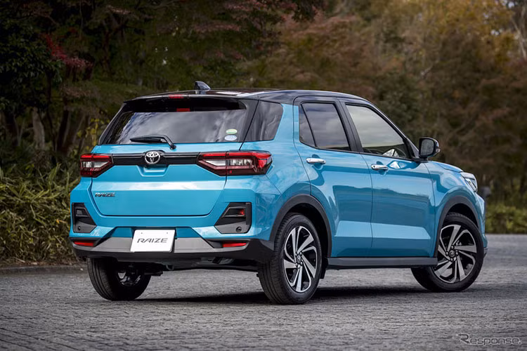 Ở dải tốc độ cao, xe sẽ phát huy khả năng tiết kiệm nhiên liệu. Raize 2021 được xem là mẫu xe đánh dấu cột mốc Toyota kết hợp cùng nhà sản xuất Daihatsu. Qua đó, xe sẽ được trang bị hộp số D-CVT. Ngoài ra, mẫu xe này cũng có tùy chọn số sàn 6 cấp.