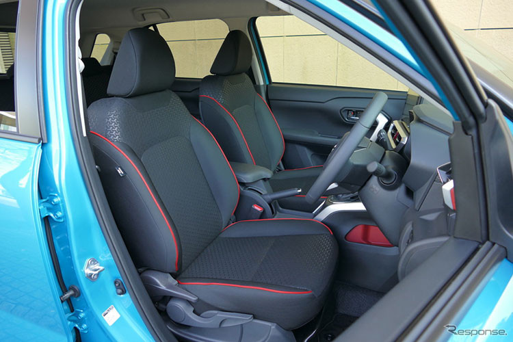 Ở bản cao cấp trên thị trường quốc tế, màn hình này có kích thước 9inch, còn đồng hồ tích hợp màn hình 7inch, giống trên mẫu xe Toyota Corolla Cross. Chưa kể, dù xe nhỏ nhưng vẫn có đầy đủ bệ tỳ tay phía trước.