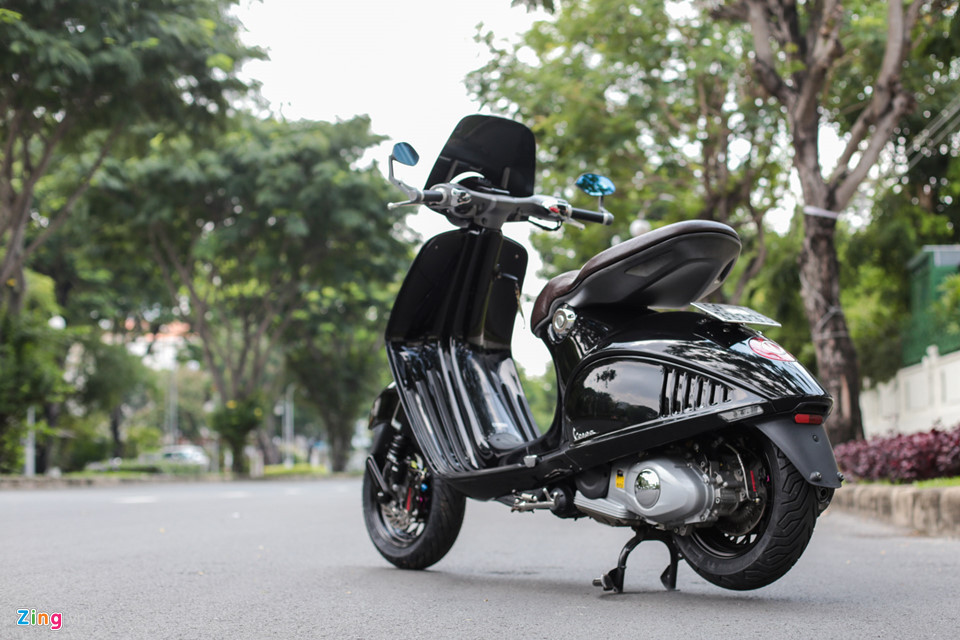 Vespa 946 của hãng xe máy Piaggio sử dụng động cơ 3V, dung tích 125 cc, công suất 11,7 mã lực, mô-men xoắn 10,3 Nm. Xe có kết cấu từ thép và các chi tiết nhôm nguyên khối, giúp xe nhẹ hơn.