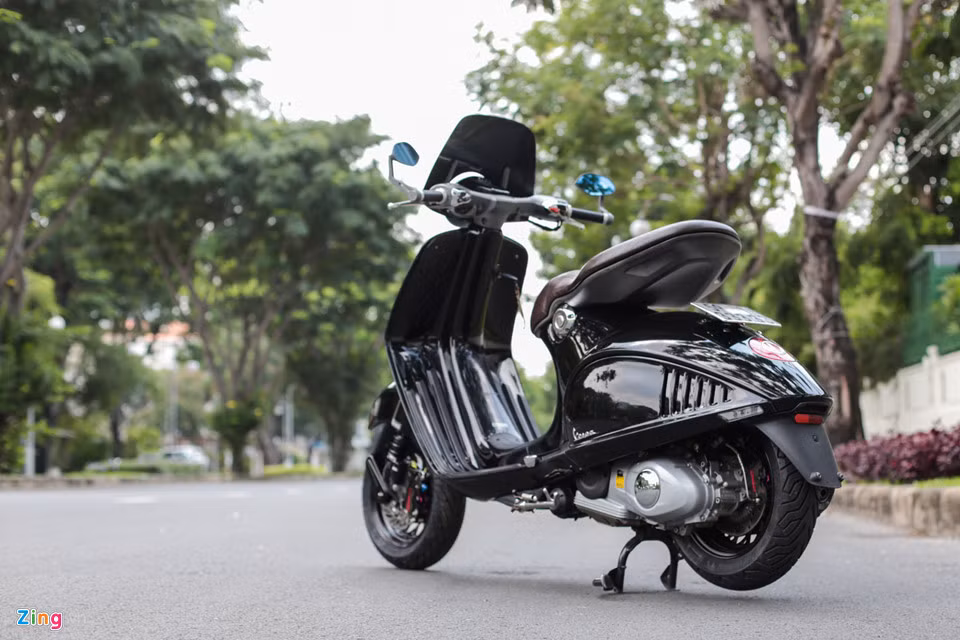 Vespa 946 của hãng xe máy Piaggio sử dụng động cơ 3V, dung tích 125 cc, công suất 11,7 mã lực, mô-men xoắn 10,3 Nm. Xe có kết cấu từ thép và các chi tiết nhôm nguyên khối, giúp xe nhẹ hơn.