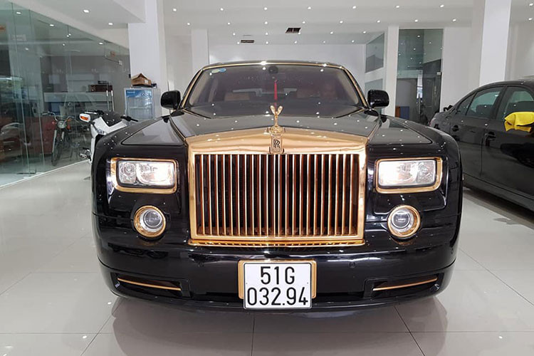 Chưa hết, chiếc Rolls-Royce Phantom do thợ Việt độ thành bản "Rồng" còn có một số chi tiết ở ngoại thất mạ vàng 24k lấp lánh. Đơn cử như lưới tản nhiệt lò sưởi đặc trưng của Rolls-Royce, logo Spirit of Ecstasy, vỏ gương, viền đèn pha/hậu, đèn sương mù cũng được mạ vàng nổi bật.