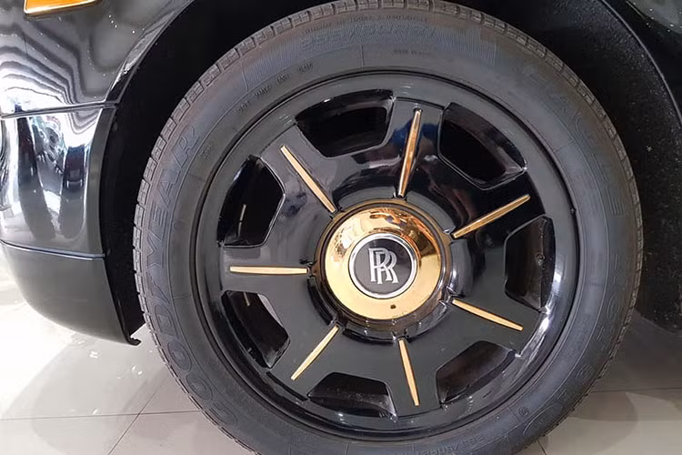 Cuối cùng là bộ mâm sơn đen kết hợp cùng các hoạ tiết như viền chụp mâm hay đường kẻ mâm mạ vàng 24k cũng tạo nên sự nổi bật cho ngoại hình chiếc Rolls-Royce Phantom độ thành phiên bản Year of the Dragon.