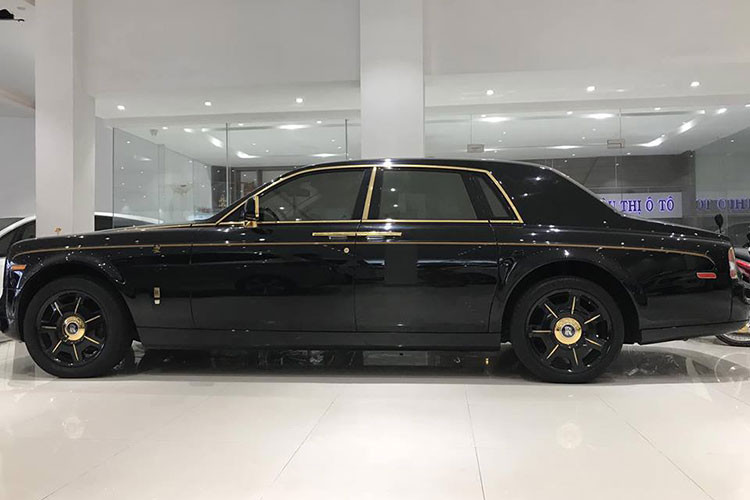 Đáng chú ý, chiếc Rolls-Royce Phantom I đời cũ này không phải là một phiên bản bình thường, ngoại hình của chiếc xe siêu sang đang được rao bán ở cửa hàng mua bán xe hơi tại TP HCM đã được độ lại thành phiên bản Year of the Dragon, vốn chỉ có đúng 33 chiếc dành cho thị trường Trung Quốc.