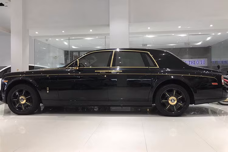 Đáng chú ý, chiếc Rolls-Royce Phantom I đời cũ này không phải là một phiên bản bình thường, ngoại hình của chiếc xe siêu sang đang được rao bán ở cửa hàng mua bán xe hơi tại TP HCM đã được độ lại thành phiên bản Year of the Dragon, vốn chỉ có đúng 33 chiếc dành cho thị trường Trung Quốc.